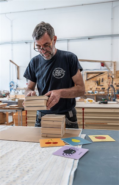 Confezionamento artigianale su misura, finiture con prodotti naturali e messa in opera di giochi e <b>componenti in legno</b> sono stati curati dagli operatori del Laboratorio di falegnameria della <b>Cooperativa Punto d’Incontro di Trento.</b>