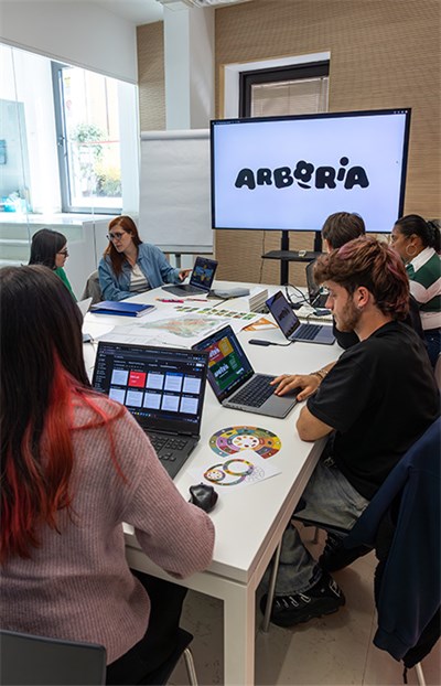 Visual identity, immagini e graphic design sono stati curati dagli studenti di <b>TAG - Trentino Alta Formazione Grafica,</b> realtà d’eccellenza del nostro territorio, con la quale abbiamo il piacere di <b>collaborare da quasi 5 anni!</b>