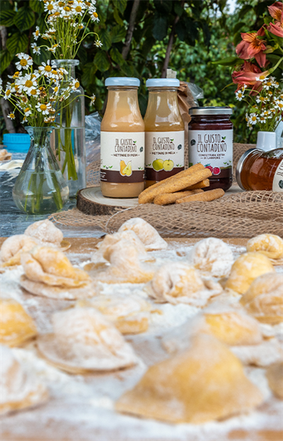 <b>RICETTE DELLA TRADIZIONE</b><br>Prediligiamo metodi di lavorazione artigianali, per mantenere intatti il gusto autentico, la qualità e l’identità dei nostri prodotti tipici.