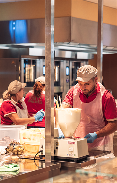 Per i nostri <b>laboratori a vista,</b> dove passaggio dopo passaggio, assistere alla magia della dolcezza che prende vita.