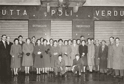 Gli esponenti della famiglia Poli ed i loro dipendenti all'esterno del negozio di via Brennero a Trento.