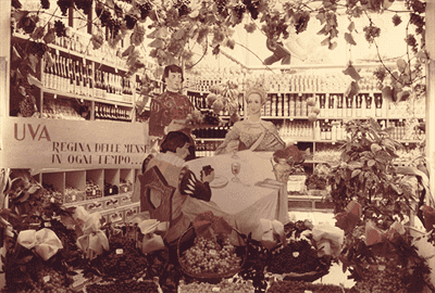La vetrina del negozio di via Orfane nei primi anni '50, addobbata a lusso in occasione della festa dell'uva.