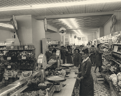 1957 - Il negozio di via Brennero completamente rinnovato.