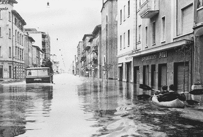 1966 - Il negozio di via Brennero durante la grande alluvione.