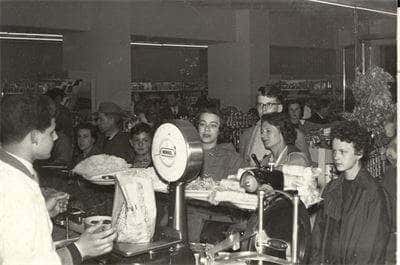 1959 - Interno del supermercato in via Orfane.