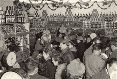Un'immagine del negozio scattata nel 1954.